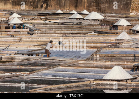 Donna al lavoro su le saline di Rio Maior, Portogallo Foto Stock