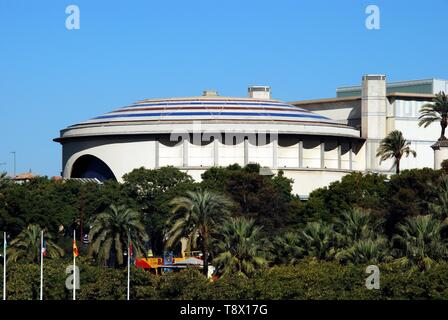 Vista del teatro Maestranza con alberi in primo piano, Siviglia, provincia di Siviglia, in Andalusia, Spagna, Europa. Foto Stock