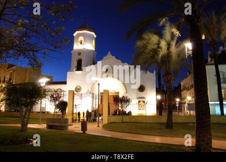 Vista frontale del Carmen chiesa parrocchiale (Parroquia Nuestra Señora del Carmen) di notte, Fuengirola, Costa del Sol, Spagna. Foto Stock