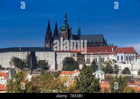 Il Castello di Praga con la Cattedrale di San Vito sulla montagna Hradčany, Praga, Foto Stock