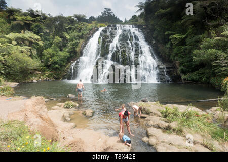 Turisti che si godono le piscine a Owharoa cade vicino a Karangahke in Nuova Zelanda Foto Stock