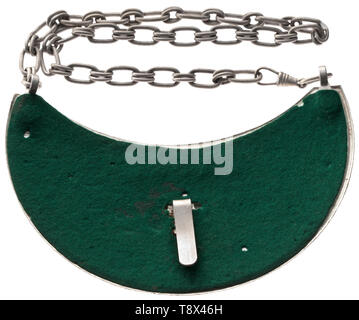 Un gorget per un membro del traffico NSKK Servizio di formazione a forma di rene, laccato nero schermo in alluminio non verniciato con bordo svasato e integrato, stampigliata secondo modello NSKK eagle con iscrizione. Pin-apposta '21409' in numeri di alluminio. Panno verde camicia (moth tracce). Alluminio rivettato catena per usura con fibbia di chiusura. Il traffico del servizio di istruzione è stato istituito nel 1937 e sostenuto la polizia nella formazione dei bambini e degli altri utenti della strada in corrispondenza di incroci, scene di incidenti e di eventi come il Reich party di giorno etc, che agisce anche come auxiliairies per roa, Additional-Rights-Clearance-Info-Not-Available Foto Stock