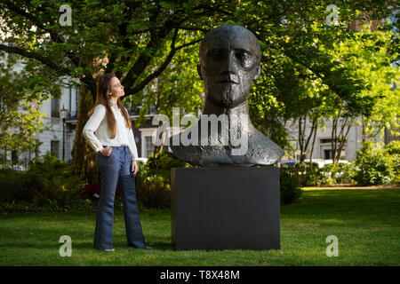 Un dipendente di Christie vede 'in Memoriam i' di Dame Elisabeth Frink, del valore di £200,000 a £300,000, parte della mostra Christie's Sculpture in the Square che si svolge a St James's Square, Londra fino al giugno 17 2019. Foto Stock