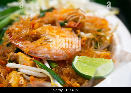 Thai noodles fritti con gamberi , Pad Thai di Thailandia Foto Stock