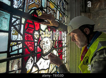 Conservazione Manager Nick Tced rimuove una finestra di vetro colorato durante la prima fase di lavoro per proteggere 600-anno-vecchio le finestre di vetro macchiate, parte di un 11 anno, ??11m di conservazione e restauro a York Minster. Foto Stock