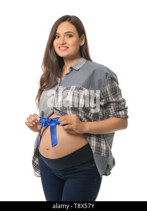Bella donna incinta con nastro blu sul suo ventre contro uno sfondo bianco Foto Stock
