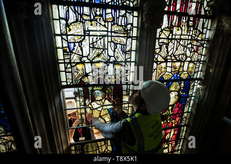 Conservazione Manager Nick Tced rimuove una finestra di vetro colorato durante la prima fase di lavoro per proteggere 600-anno-vecchio le finestre di vetro macchiate, parte di un 11 anno, ??11m di conservazione e restauro a York Minster. Foto Stock