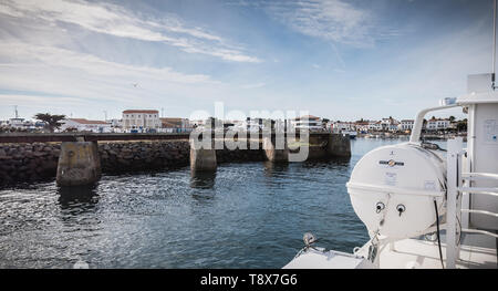 Ile d Yeu, Francia - 16 Settembre 2018: la vista del ponte di un traghetto che entra nel porto dell'isola di Yeu in cui i viaggiatori sono seduti a admir Foto Stock