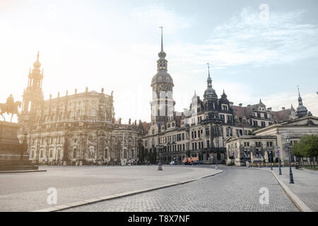 DRESDEN, Germania - 19 settembre 2018: Katholische Hofkirche con il castello di Dresda in città vecchia Foto Stock