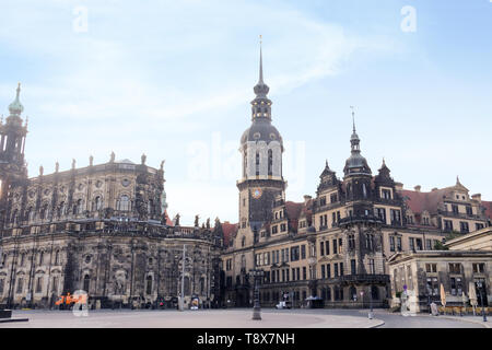 DRESDEN, Germania - 19 settembre 2018: Katholische Hofkirche con il castello di Dresda in città vecchia Foto Stock