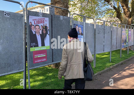 DIEPPE, Francia - 15 Maggio 2019 : l'uomo guarda il banner con i candidati per le elezioni per l'Unione europea Foto Stock