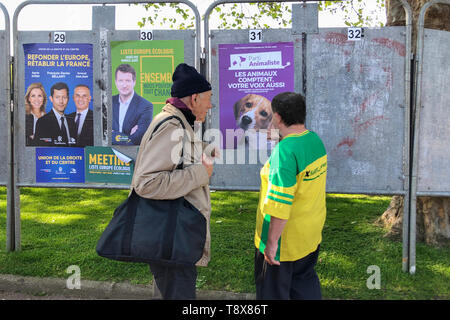 DIEPPE, Francia - 15 Maggio 2019 : uomo guarda il banner con i candidati per le elezioni per l'Unione europea Foto Stock