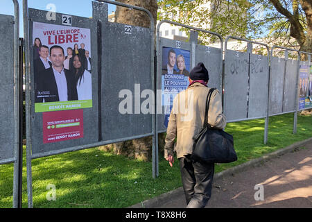 DIEPPE, Francia - 15 Maggio 2019 : l'uomo guarda il banner con i candidati per le elezioni per l'Unione europea Foto Stock