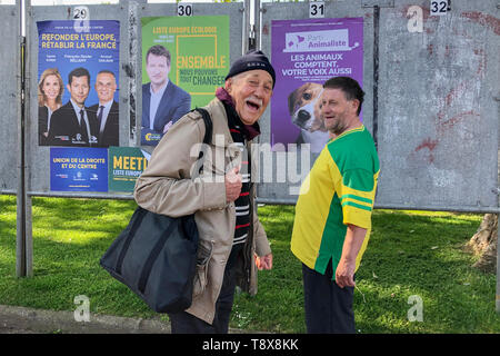 DIEPPE, Francia - 15 Maggio 2019 : uomo guarda il banner con i candidati per le elezioni per l'Unione europea Foto Stock