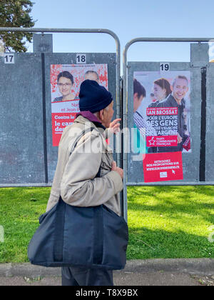 DIEPPE, Francia - 15 Maggio 2019 : l'uomo guarda il banner con i candidati per le elezioni per l'Unione europea Foto Stock