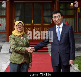 (190515) -- Pechino, 15 maggio 2019 (Xinhua) -- Wang Huning (R), un membro del comitato permanente dell'ufficio politico del Partito Comunista della Cina (CPC) Comitato centrale e da un membro del segretariato della CPC Comitato Centrale, si incontra con il Presidente di Singapore Halimah Yacob a Pechino Capitale della Cina, 15 maggio 2019. (Xinhua/Gao Jie) Foto Stock