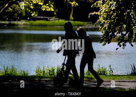 Hannover, Germania. 15 Maggio, 2019. Due anziani a piedi in ombra attraverso il Maschpark di Hannover. Credito: Peter Steffen/dpa/Alamy Live News Foto Stock