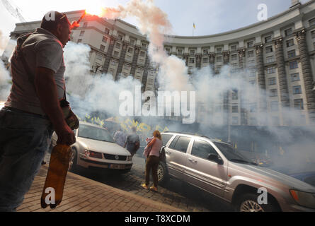 Kiev, Ucraina. 15 Maggio, 2019. Attivista detiene una svasatura durante i proprietari della Comunità-veicoli registrati al rally Hrushevsky Street nella parte anteriore del governo ucraino a Kiev, Ucraina, 15 maggio 2019. Gli attivisti delle ONG di ONG ''Auto Euro Power'' la richiesta di ridurre le accise su sdoganamento delle autovetture usate da Europa e diminuire i prezzi del carburante. Credito: Sergii Kharchenko/ZUMA filo/Alamy Live News Foto Stock