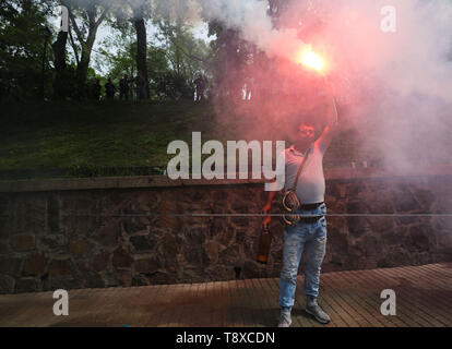 Kiev, Ucraina. 15 Maggio, 2019. Attivista detiene una svasatura durante i proprietari della Comunità-veicoli registrati al rally Hrushevsky Street nella parte anteriore del governo ucraino a Kiev, Ucraina, 15 maggio 2019. Gli attivisti delle ONG di ONG ''Auto Euro Power'' la richiesta di ridurre le accise su sdoganamento delle autovetture usate da Europa e diminuire i prezzi del carburante. Credito: Sergii Kharchenko/ZUMA filo/Alamy Live News Foto Stock