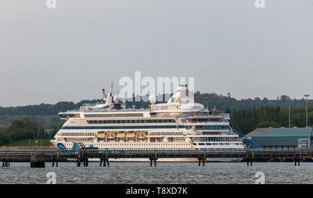 Ringaskiddy, Cork, Irlanda. 15 Maggio, 2019. Il tedesco la nave di crociera AidaVita cuoce a vapore fino al fiume in inizio di mattina di sole per le acque profonde terminale in Ringaskiddy Co. Cork, Irlanda. Foto Stock