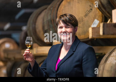 Doune, Scotland, Regno Unito. 15 Maggio, 2019. Scottish leader conservatore Ruth Davidson visite MSP Deanston distilleria nel Doune su una elezione europea visita. Durante la visita ha alcuni campionati del distillatore di whisky. Credito: Iain Masterton/Alamy Live News Foto Stock