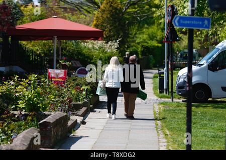 Tenterden, Kent, Regno Unito. 15 Maggio, 2019. Regno Unito: Meteo Bella giornata di sole a Tenterden high street come la gente camminare intorno al centro città godere del bel tempo caldo. Credito: Paolo Lawrenson/Alamy Live News Foto Stock