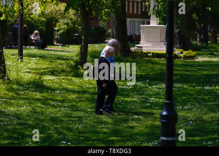 Tenterden, Kent, Regno Unito. 15 Maggio, 2019. Regno Unito: Meteo Bella giornata di sole a Tenterden high street come la gente camminare intorno al centro città godere del bel tempo caldo. Credito: Paolo Lawrenson/Alamy Live News Foto Stock