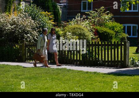 Tenterden, Kent, Regno Unito. 15 Maggio, 2019. Regno Unito: Meteo Bella giornata di sole a Tenterden high street come la gente camminare intorno al centro città godere del bel tempo caldo. Credito: Paolo Lawrenson/Alamy Live News Foto Stock