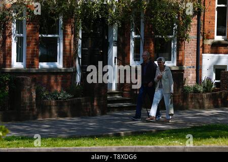 Tenterden, Kent, Regno Unito. 15 Maggio, 2019. Regno Unito: Meteo Bella giornata di sole a Tenterden high street come la gente camminare intorno al centro città godere del bel tempo caldo. Credito: Paolo Lawrenson/Alamy Live News Foto Stock