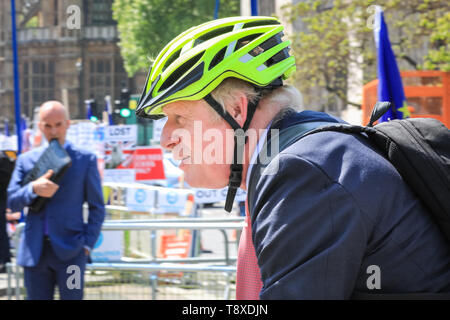 Westminster, Londra, Regno Unito. 15 Maggio, 2019. Ex Segretario di Stato per gli affari esteri e prominente Brexiteer Boris Johnson arriva al Parlamento sulla sua bicicletta. Credito: Imageplotter/Alamy Live News Foto Stock