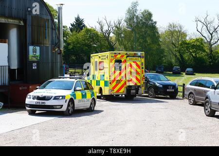 Tenterden, Kent, Regno Unito. 15 Maggio, 2019. Un Kent Surrey Sussex Air Ambulance è stato spedito a un incidente in centro città. Il personale medico sono a scena. L'emergenza ha avuto luogo presso il vecchio caseificio fabbrica di birra appena fuori la high street nel centro della città. La scena è una costa sud orientale e ambulanza Critical Care auto. Credito: Paolo Lawrenson 2019, Photo credit: Paolo Lawrenson/Alamy Live News Foto Stock