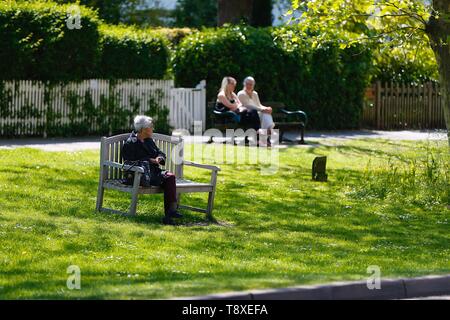 Tenterden, Kent, Regno Unito. 15 Maggio, 2019. Regno Unito: Meteo Bella giornata di sole a Tenterden high street come la gente camminare intorno al centro città godere del bel tempo caldo. Credito: Paolo Lawrenson/Alamy Live News Foto Stock