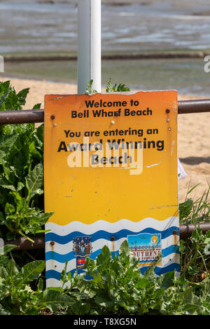 Una spiaggia molto popolare per i bagnanti a Leigh on Sea vicino a Southend, Essex, è stata segnalata come non sicuri a causa della presenza di E-coli e enterocci intestinale di batteri che si trovano comunemente nelle feci. Southend Consiglio sarà l'installazione di 'consigli contro il nuoto' segni intorno a campana Wharf, mentre le indagini hanno luogo per accertare la causa della contaminazione e agire a fianco di agenzia per l'ambiente e Anglian acqua ma ancora come il solo segni visibili dicono le persone che stanno entrando in un premiato beach Foto Stock