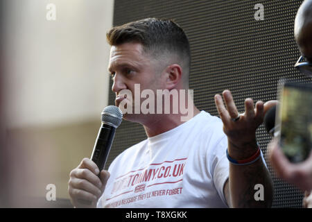 London, Greater London, Regno Unito. 14 Maggio, 2019. Tommy Robinson visto rivolgendosi ai suoi sostenitori dopo l' udienza al di fuori del Vecchio Bayley.La destra leader Tommy Robinson, il cui vero nome è Stephen Yaxley-Lennon, frequentato l Alta Corte per la sua ultima audizione. Dopo l'audizione, Robinson ha affrontato la folla, chiamando i membri della stampa che copre la manifestazione "fake news giornalisti". Tommy Robinson sostenitori fisicamente afferrato e coperto le telecamere dei giornalisti al di fuori del Vecchio Bailey a Londra. Credito: Andres Pantoja/SOPA Immagini/ZUMA filo/Alamy Live News Foto Stock