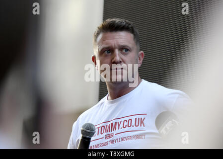 London, Greater London, Regno Unito. 14 Maggio, 2019. Tommy Robinson visto rivolgendosi ai suoi sostenitori dopo l' udienza al di fuori del Vecchio Bayley.La destra leader Tommy Robinson, il cui vero nome è Stephen Yaxley-Lennon, frequentato l Alta Corte per la sua ultima audizione. Dopo l'audizione, Robinson ha affrontato la folla, chiamando i membri della stampa che copre la manifestazione "fake news giornalisti". Tommy Robinson sostenitori fisicamente afferrato e coperto le telecamere dei giornalisti al di fuori del Vecchio Bailey a Londra. Credito: Andres Pantoja/SOPA Immagini/ZUMA filo/Alamy Live News Foto Stock