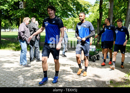 Dominik Stroh-Engel (KSC), Saliou sane (KSC), Daniel Gordon (KSC), Martin Roeser (KSC), (da sinistra) sulla strada per la formazione di massa. GES/calcio/3 lega: Karlsruher SC - Formazione, 15.05.2019 - | Utilizzo di tutto il mondo Foto Stock