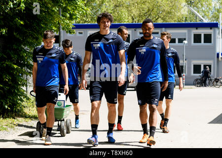 Martin Roeser (KSC), Dominik Angelo Paglia (KSC), Saliou sane (KSC), (da sinistra) sulla strada per la formazione di massa. GES/calcio/3 lega: Karlsruher SC - Formazione, 15.05.2019 - | Utilizzo di tutto il mondo Foto Stock