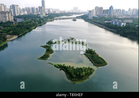 Nanning. 15 Maggio, 2019. Foto aerea adottate il 15 Maggio 2019 mostra lo scenario di Nanhu park in Nanning, sud della Cina di Guangxi Zhuang Regione autonoma. Credito: Zhou Hua/Xinhua/Alamy Live News Foto Stock