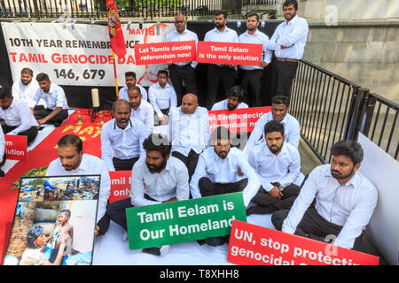 Westminster, Londra, Regno Unito, 15 maggio 2019. Tamil protesta al di fuori di Downing Street a Whitehall, Westminster, per indipendenza e contro la violenza percepita e alledged genocidio precedente da parte del governo dello Sri Lanka. Credito: Imageplotter/Alamy Live News Foto Stock