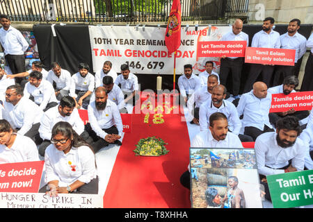 Westminster, Londra, Regno Unito, 15 maggio 2019. Tamil protesta al di fuori di Downing Street a Whitehall, Westminster, per indipendenza e contro la violenza percepita e alledged genocidio precedente da parte del governo dello Sri Lanka. Credito: Imageplotter/Alamy Live News Foto Stock