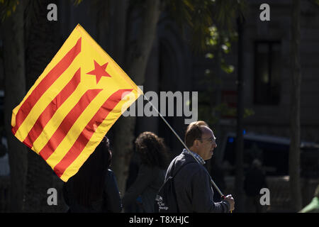 Baercelona, Catalogna, Spagna. 15 Maggio, 2019. Un uomo è visto in possesso di una bandiera di indipendenza durante la dichiarazione.Il presidente della Generalitat, Quim Torra, accompagnato da membri del governo, i presidenti di 'mnium e ANC ha dichiarato alla Corte Superiore di Giustizia di Catalogna per aver mantenuto sul balcone del Palazzo Generalitat il banner a favore dei prigionieri politici e degli esuli. Credito: ZUMA Press, Inc./Alamy Live News Foto Stock