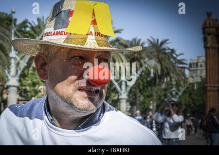 Baercelona, Catalogna, Spagna. 15 Maggio, 2019. Un uomo visto indossare un cappello e un clown naso come un simbolo di resistenza indipendente durante la dichiarazione.Il presidente della Generalitat, Quim Torra, accompagnato da membri del governo, i presidenti di 'mnium e ANC ha dichiarato alla Corte Superiore di Giustizia di Catalogna per aver mantenuto sul balcone del Palazzo Generalitat il banner a favore dei prigionieri politici e degli esuli. Credito: ZUMA Press, Inc./Alamy Live News Foto Stock