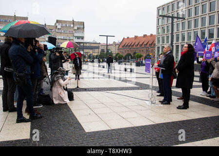 Wroclaw, Dolnoslaskie voivodato, Polonia. 15 Maggio, 2019. Wiosna leader del partito, Robert Biedron visto parlando durante una conferenza stampa.conferenza stampa di leader di partito Wiosna (molla) Robert Biedron a Wroclaw per quanto riguarda la liquidazione di PiS partito dopo 4 anni di crollo nel governo locale della politica del governo. Credito: Lidia Mukhamadeeva SOPA/images/ZUMA filo/Alamy Live News Foto Stock