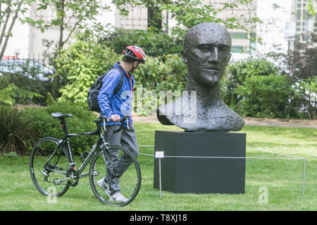 St James's Square, Londra, Regno Unito. Il 15 maggio 2019. Immagine: Dame Elizabeth Frink, In Memoriam I, 1981, est £200-300.000 . Una mostra di sculture apre per la visualizzazione pubblica con opere esposte, di Barbara Hepworth; Henry Moore & Barry Flanagan, saranno offerti in vendita presso Christie's moderna arte britannico sera vendita all'asta il 17 giugno. Credito: amer ghazzal/Alamy Live News Foto Stock