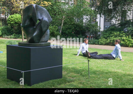 Londra, Regno Unito. 15 Maggio, 2019. Henry Moore, un modello di lavoro per pezzo di bloccaggio (1962, preventivo: £600,000-800,000) - Christie's scultura in piazza a vista del pubblico dal 15 maggio al 17 giugno 2019. La mostra presenta opere che verranno offerti nella moderna arte inglese sera vendita il 17 giugno 2019. Credito: amer ghazzal/Alamy Live News Foto Stock