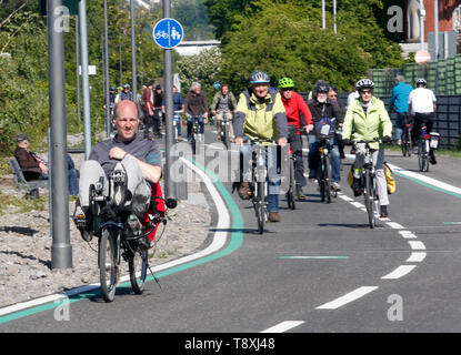 15 maggio 2019, Renania settentrionale-Vestfalia, Mülheim an der Ruhr: All'apertura ufficiale, ciclisti metterà alla prova un'altra sezione del Radschnellweg Ruhr (RS 1). La sezione, lungo diverse centinaia di metri, conduce su un vecchio ponte ferroviario dal centro di Mülheim attraverso la regione della Ruhr la Ruhr West università di scienze applicate. Foto: Roland Weihrauch/dpa Foto Stock