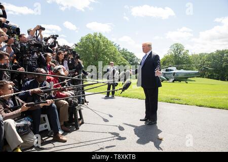 U.S presidente Donald Trump smette di parlare ai giornalisti prima di salire a bordo di un Marine sul prato Sud della Casa Bianca, 14 maggio 2019 a Washington, DC. Trump è in viaggio verso la Louisiana per partecipare all'apertura del Sempra Energy LNG terminale di esportazione. Foto Stock