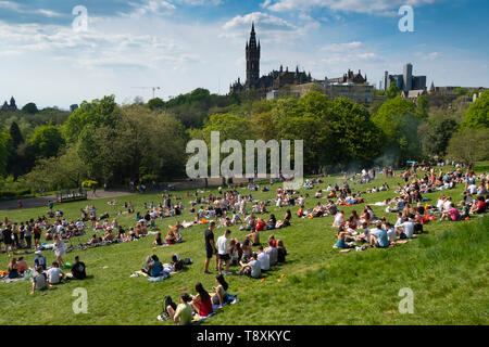 Glasgow, Scotland, Regno Unito. 15 Maggio, 2019. Caldo e soleggiato meteo in città ha portato centinaia di giovani sun-asilo a Kelvingrove Park nella città del West End. Credito: Iain Masterton/Alamy Live News Foto Stock