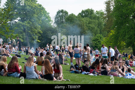 Glasgow, Scotland, Regno Unito. 15 Maggio, 2019. Caldo e soleggiato meteo in città ha portato centinaia di giovani sun-asilo a Kelvingrove Park nella città del West End. Credito: Iain Masterton/Alamy Live News Foto Stock