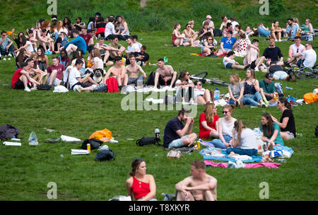 Glasgow, Scotland, Regno Unito. 15 Maggio, 2019. Caldo e soleggiato meteo in città ha portato centinaia di giovani sun-asilo a Kelvingrove Park nella città del West End. Credito: Iain Masterton/Alamy Live News Foto Stock